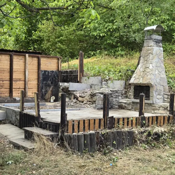 Freigeräumte Fläche nach dem Abriss, nur das Fundament und ein gemauerter Grill bleiben